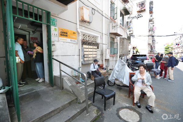 诚金资产 城事 | 上海老小区“爬楼梯”从杨浦装到闵行，费用九七折天天有人排队试乘