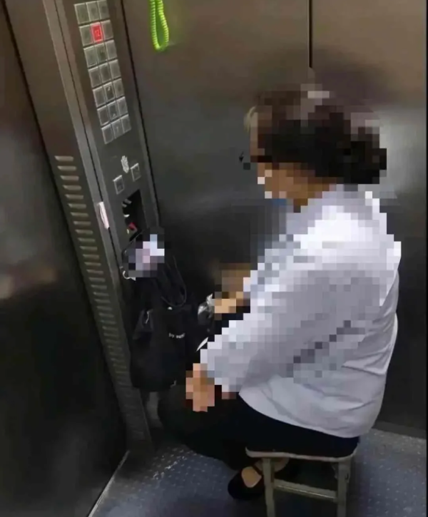 天创网  医院为什么安排一个人按电梯？