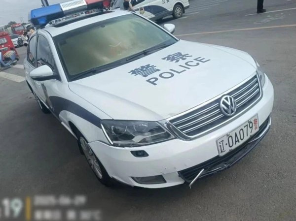 闻喜 事故现场“警车”司机被抓？“辽O”车牌露馅了