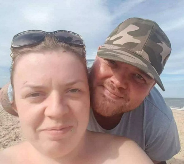 科云汇 英国37岁胃癌女子与相伴19年男友结婚, 婚礼数小时后她离世